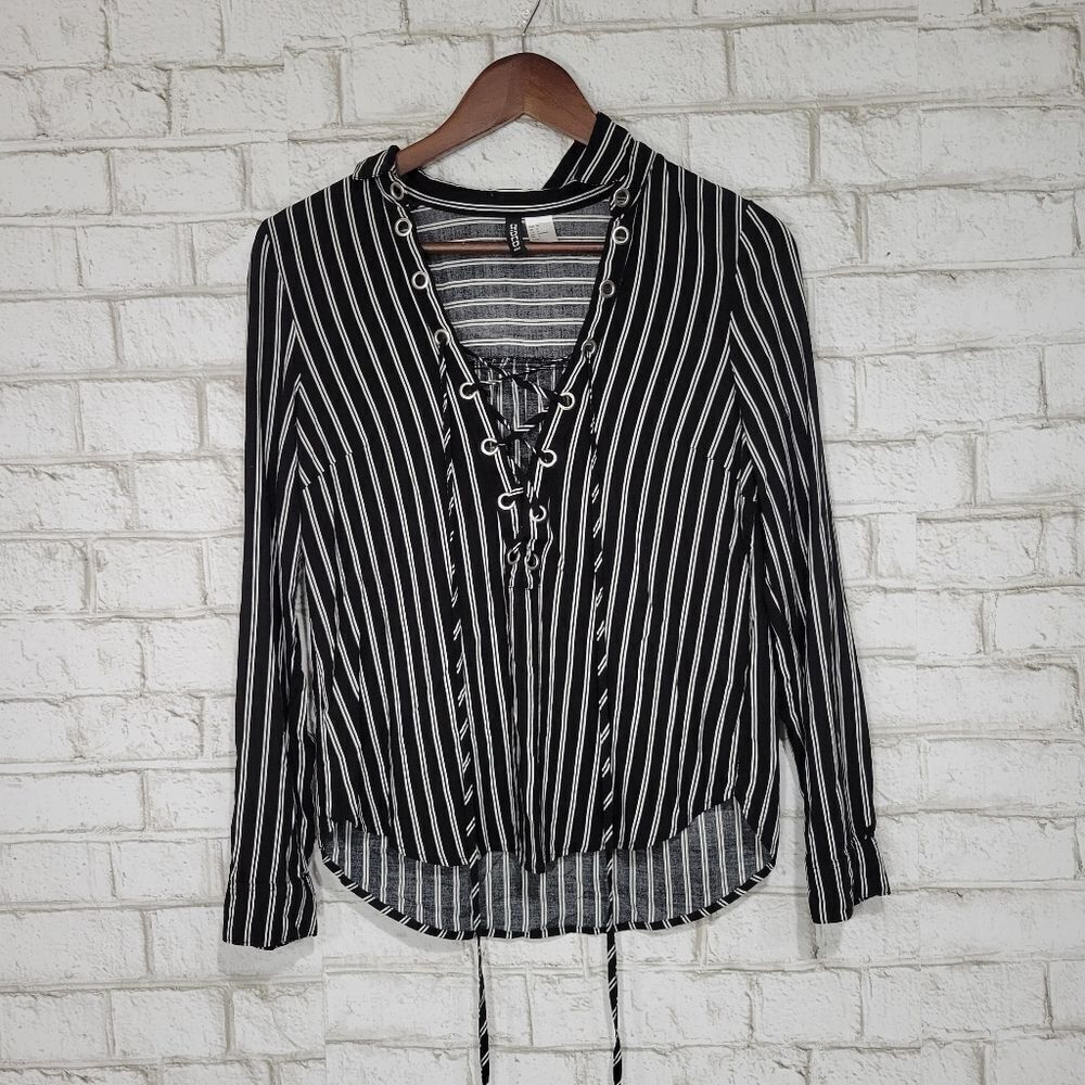 H&M‎ black and white lace up top